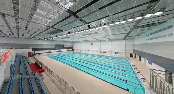 室内游泳馆作为一个休闲娱乐的场所,其照明灯具的选择至关重要.