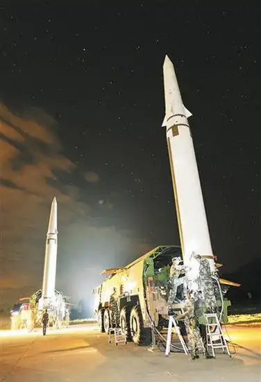 资料图:解放军二炮部队列装的东风-15战术导弹