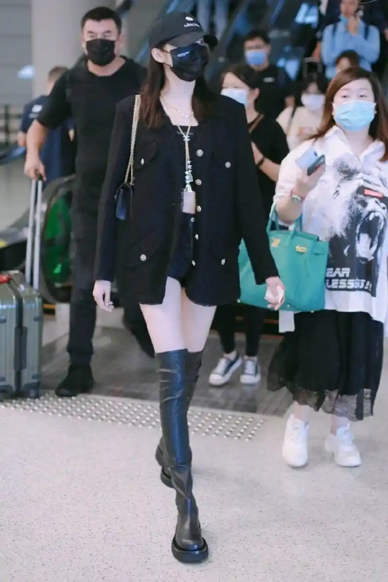 关晓彤提名金鹰女神后现身穿黑衣干练飒爽踩过膝靴超模腿抢镜