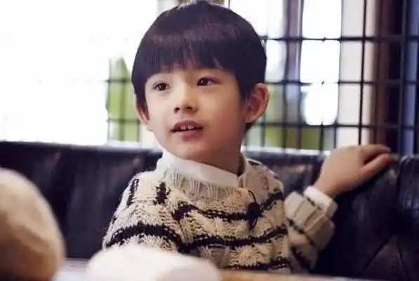 "国民初恋"董洁:与10岁儿子拍婚纱引热议,病态母爱令人唏嘘?