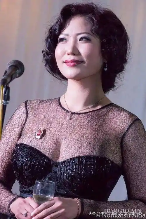 的观众都是蒙古国圈内非常出名的女明星们,她们可能是演员,模特,歌手