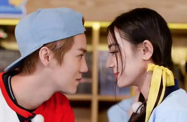 纪实和鹿晗挺过七年之痒的关晓彤或许已经走上另一条道路