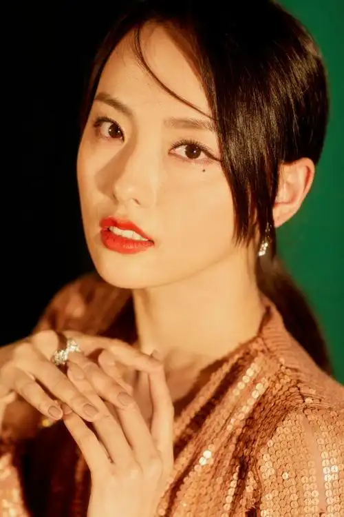 原创不是美人痣是魅力痣雪莉热巴都是这样把小瑕疵变成时髦标志的