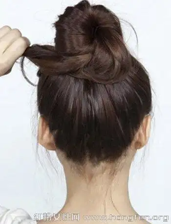 低丸子头的扎法图解