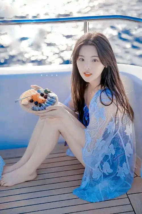夏天泳装照大赛#杨超越的泳装太美了像夏天清新的风cr:夏末诗集