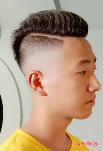 暖男修剪哪些短发能提升帅气 逆袭成潮男款式的两边铲青发型(2)