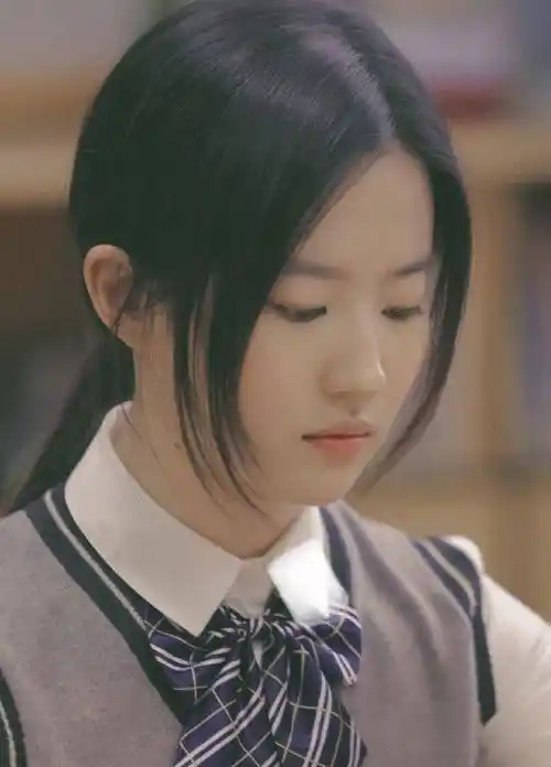 原创刘亦菲自爆上学时期没人追看清她的校服照后给我也不追