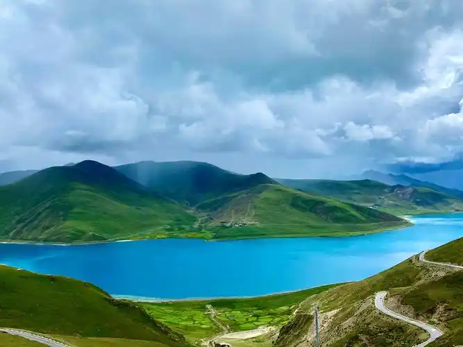 观景平台,人潮涌动,羊湖太美了!