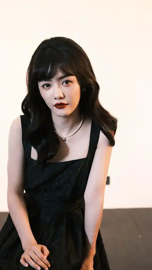 蔡文静官宣品牌大中华区代言人卷发红唇复古造型写真释出