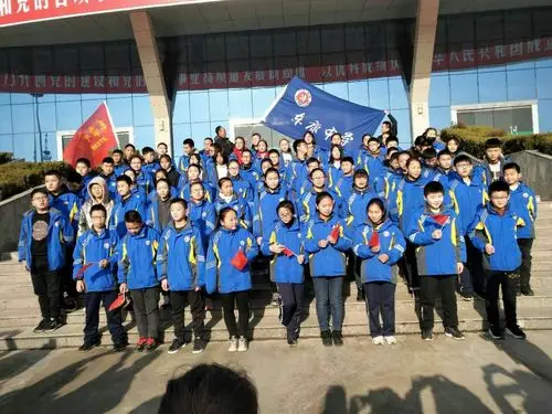 2月1日下午,东康中学60余名学生身穿校服在夏县文化中心集合.