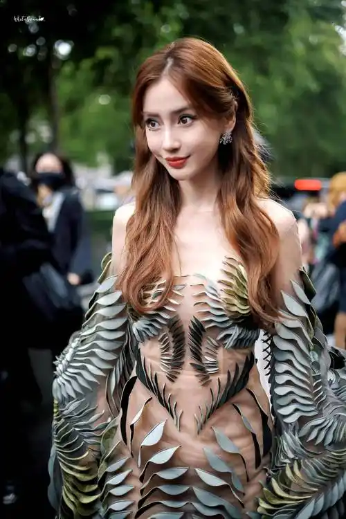 杨颖巴黎高定周首秀,沉寂两年归来,网友:仍是少女!