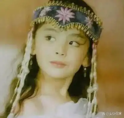 古力娜扎是新疆人,容貌天生有着优势,深邃的眼睛,高挺的琼鼻,儿时的她