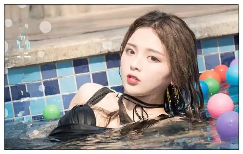 杨超越晒泳装,关晓彤晒泳装,网友:看来气质比身材更重要!