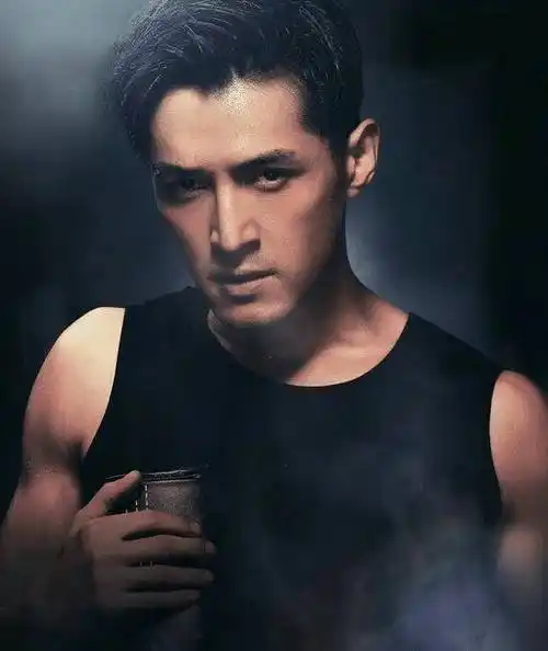 胡歌终于帅到巅峰,现身传媒大学被千万迷妹围堵,颜值堪比校草!