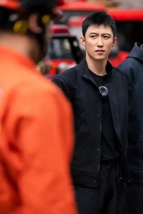 #黄景瑜他从火光中走来##黄景瑜像回消防站串门的#