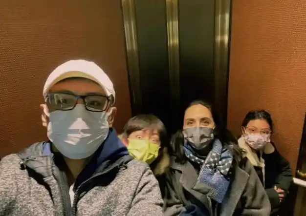 刘烨老婆与好友聚会被偶遇,43岁安娜老太快,皮肤松弛皱纹深