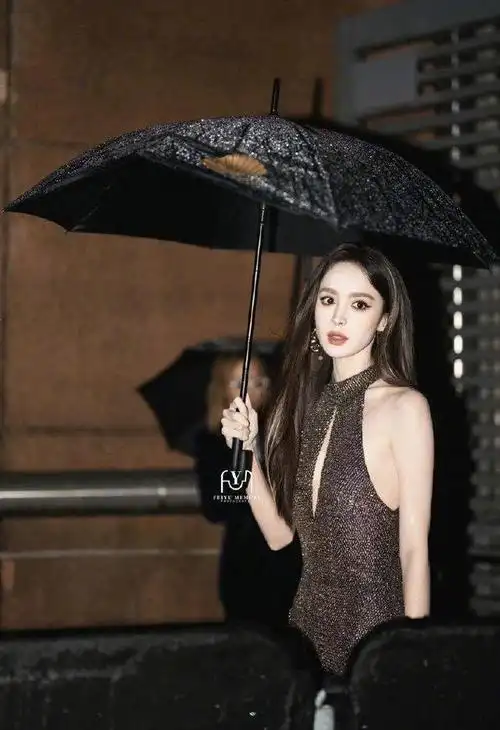 古力娜扎美照来了!穿露腰装大秀a4腰,颜值身材超养眼