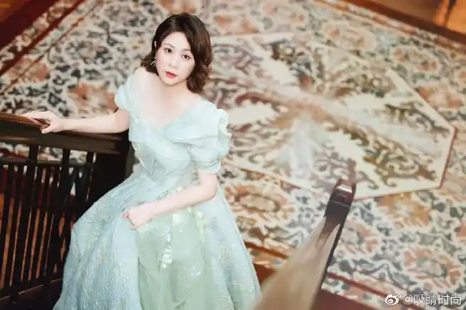 马丽41岁生日写真#一袭绿色礼服,端庄优雅,配上短发红唇,更显成熟