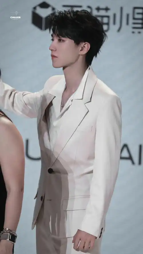 王俊凯白西服造型路透
