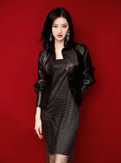 五个特征像范冰冰,气质像唐伟,演技像杨咪,脾气像刘亦菲,家人像姚安娜