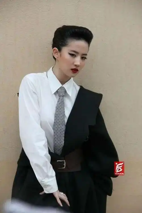 刘亦菲梳大背头化烟熏妆拍大片像假小子,仙女颜硬是拍出影楼风