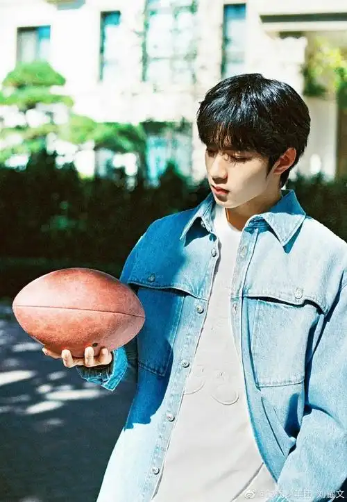 刘耀文晒阳光侧颜随拍