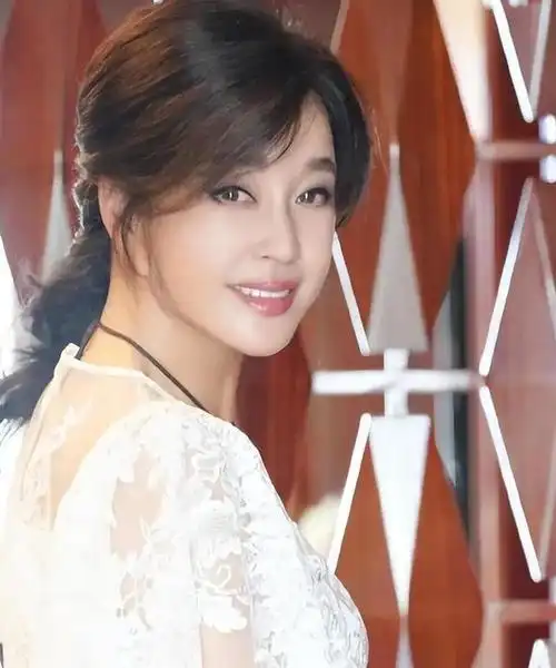 70岁刘晓庆近照让网友崩溃!网友:这是剥了张皮,还是化成妖怪