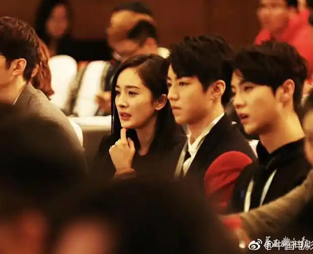 第三届"中国电影新力量论坛举行 关晓彤王俊凯鹿晗吴亦凡等集体出席