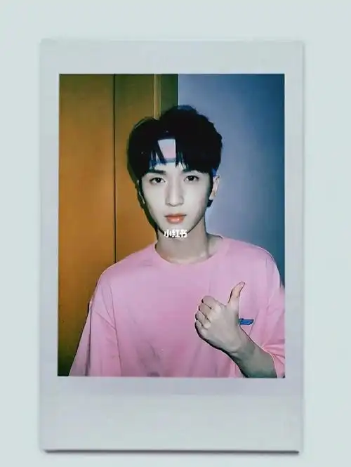 严浩翔运动会拍立得