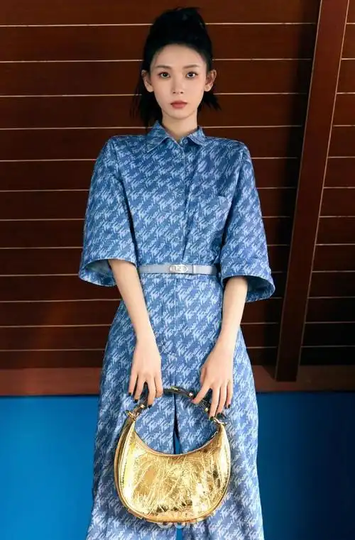 跟着明星学穿搭:陈瑶蓝色上衣搭配半身裙,简直是优雅仙女本人