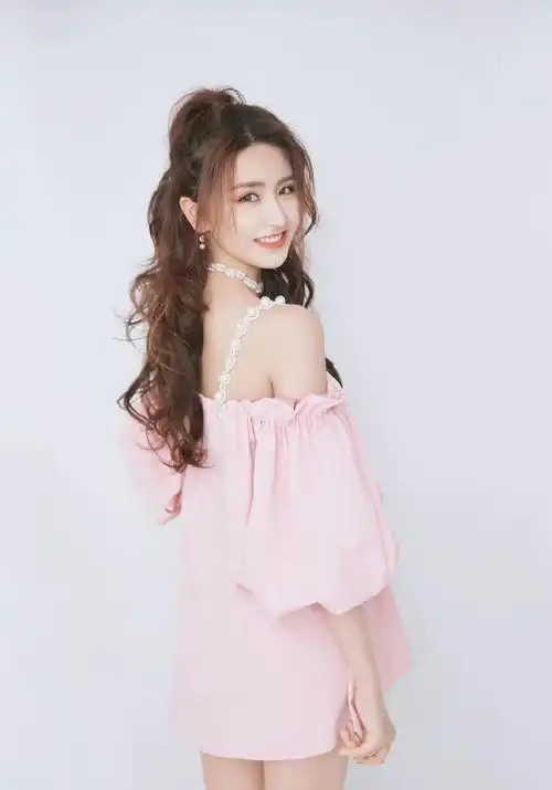 金子涵粉色吊带裙性感写真图片