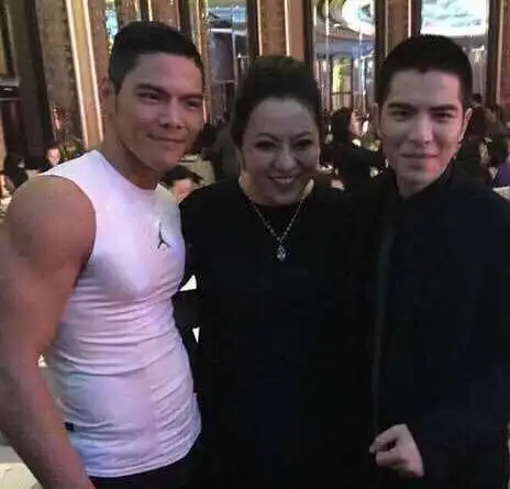 他9岁偷钱买烟14岁进少管所如今逆袭成为向华强干儿子