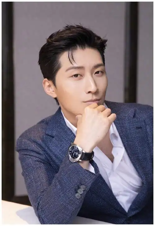 窦骁身穿蓝色西装外套干净内敛,利落有型的身姿更添魅力|窦骁|身姿|有