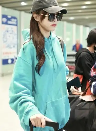 唐嫣身着蓝色卫衣清爽亮相机场, 一种气质完美的表现出来