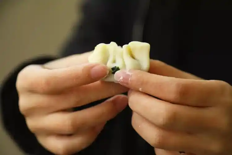 校学生会举行弘扬传统情暖冬至包饺子主题活动