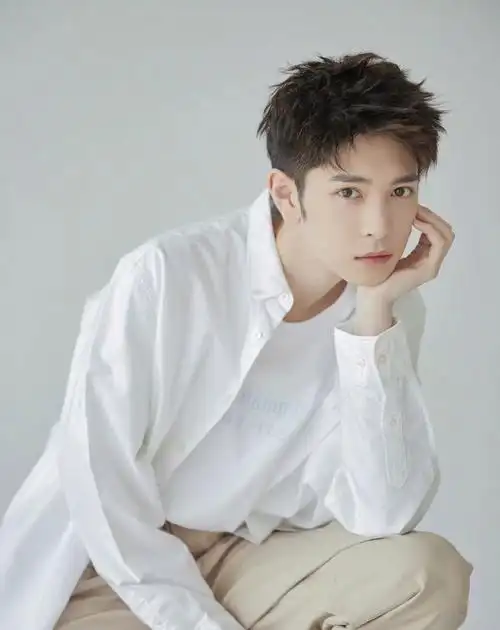 男生写真,干净简单的白衬衫光影肖像