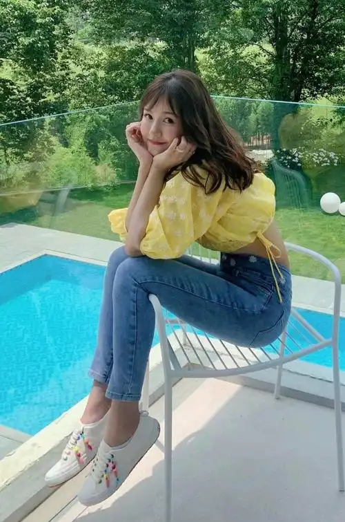 原创张子萱是什么"魔鬼细腰",弯腰对折45度没赘肉,哪像生过二胎?