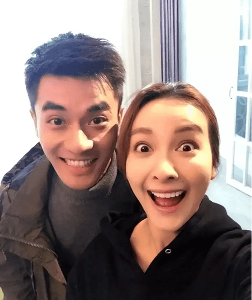 因为和吴昕传绯闻的郑凯并不是跑男常驻嘉宾,苗苗的老公郑恺