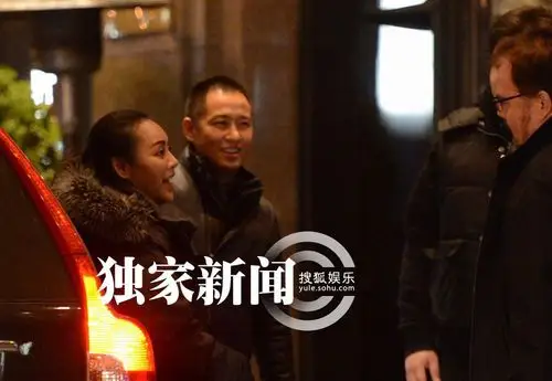 宁静与男友会外国友人 热切交谈送拥抱(组图)