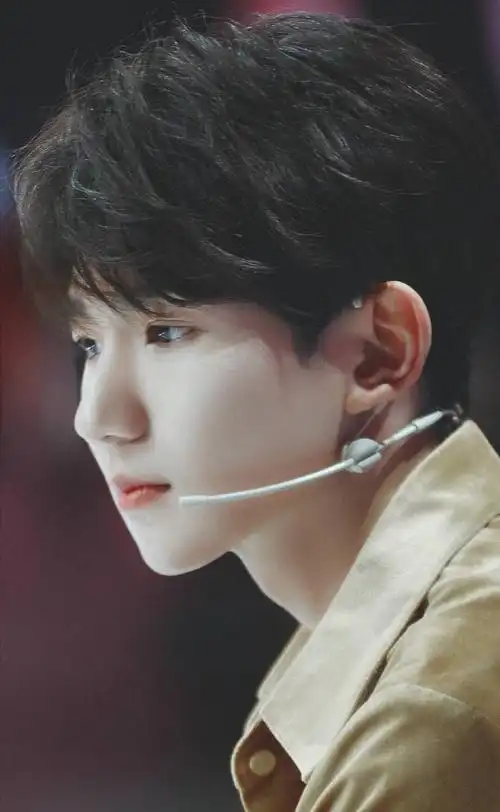 【王源  侧颜】  精品下颌线和星星眼,侧脸就是超级帅  图片cr:网络