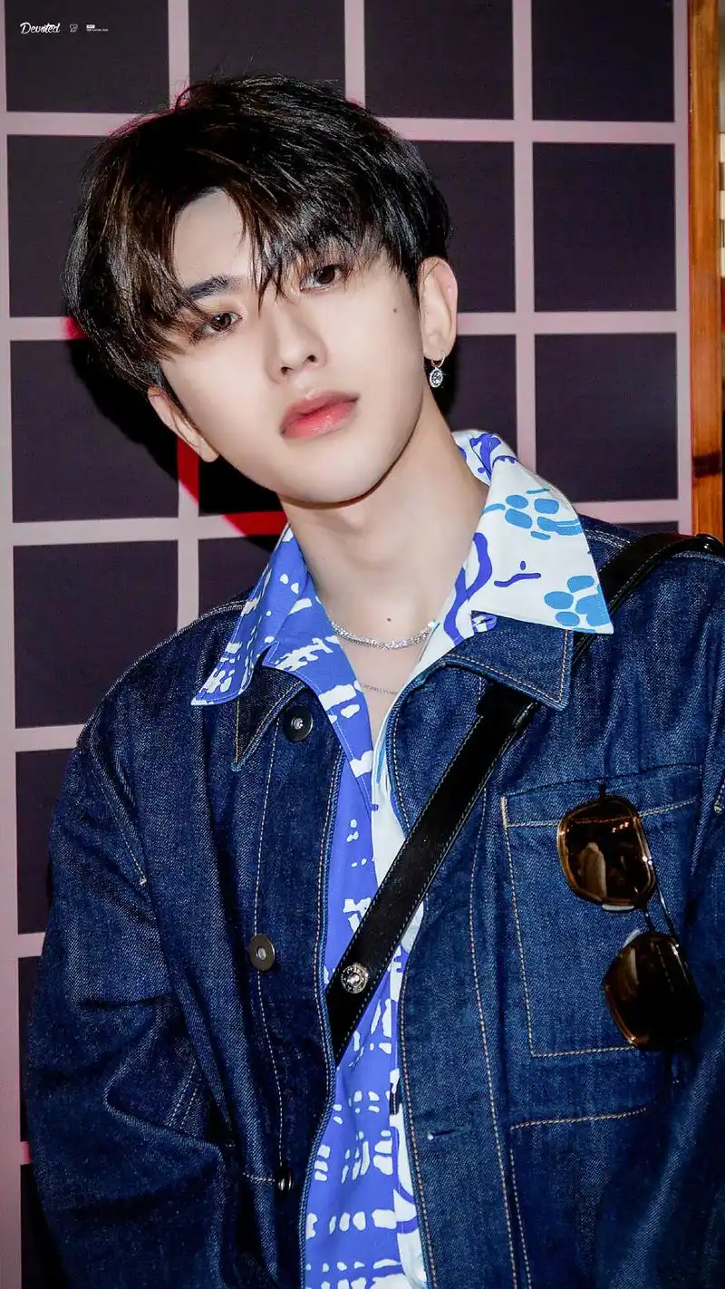 翩翩贵公子蔡徐坤,花衬衣搭配牛仔外套,这颜值太绝了!