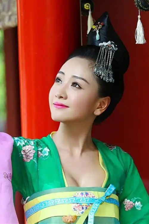 美人制造-苏莲衣-杨蓉饰