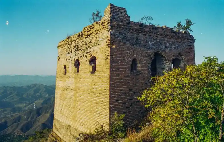 保存完好的烽火台够残破的一段长城.