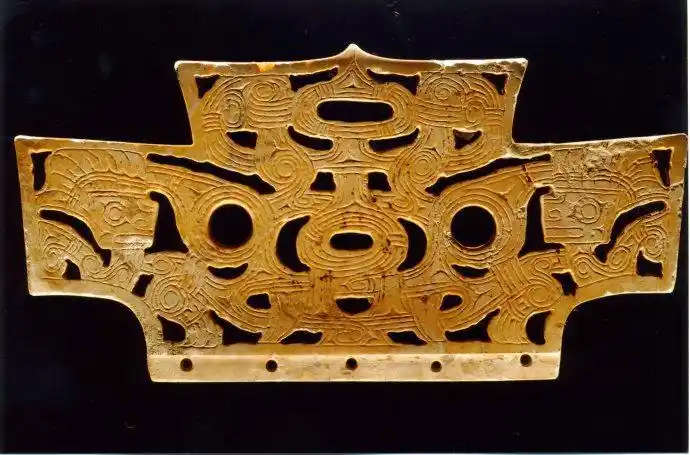 良渚玉器气势雄伟,讲究对称均衡,给人一种庄严肃穆的感觉,其表现手法