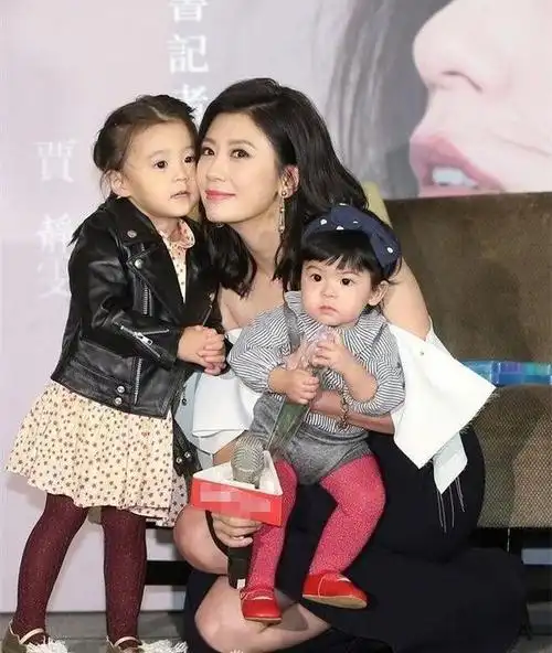 贾静雯童年照罕见曝光, 与女儿咘咘相似度超高, 女神从小美到大