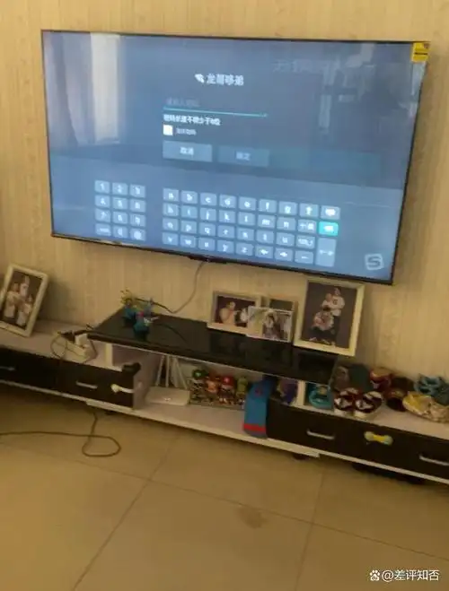 因为中国的人口众多,大部分普通老百姓都会选择在卧室看电视,或者是