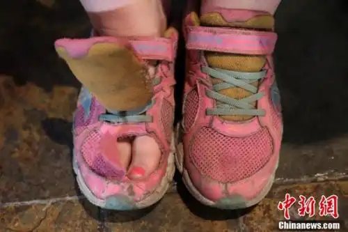 参赛者把自己的鞋子交给四名裁判,裁判为找出"天下第一臭"的鞋子认