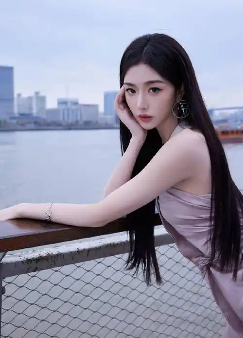 孔雪儿上海江边露背写真!