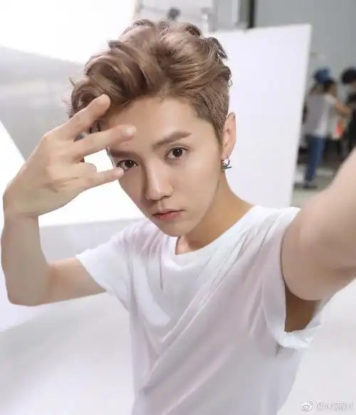 鹿晗晒出最新三七分发型自拍照,少了清秀多了男人味,更帅气了!