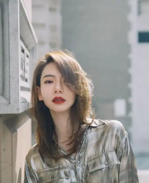 明星美照:图一戚薇休闲风穿搭,气质中长发造型,红唇惊艳!